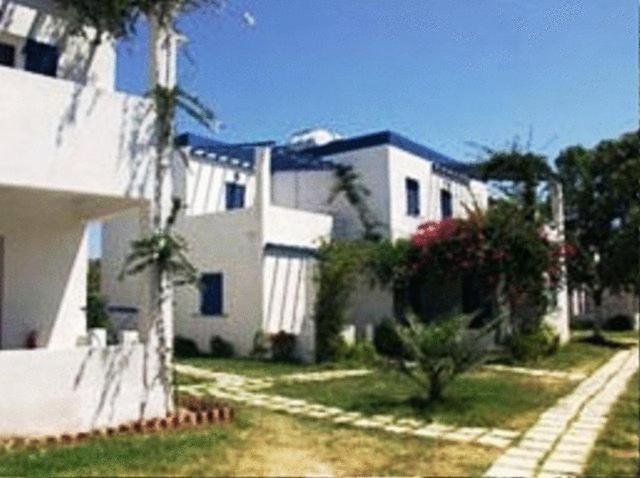Amfitrion Hotel Vári Екстериор снимка