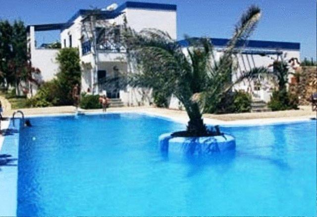 Amfitrion Hotel Vári Екстериор снимка