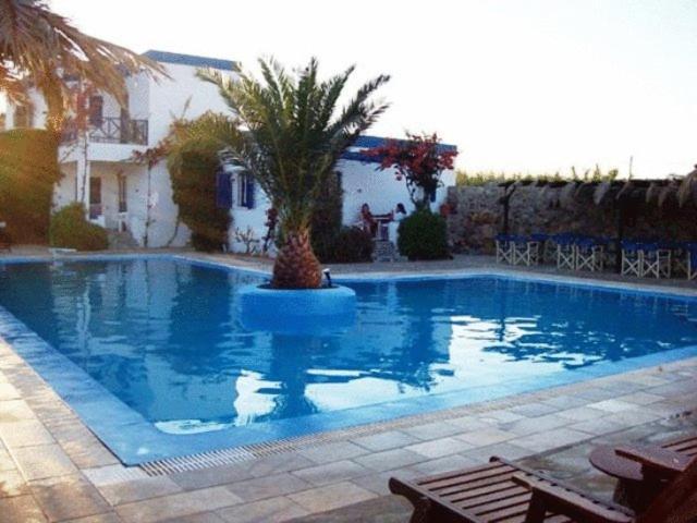 Amfitrion Hotel Vári Екстериор снимка