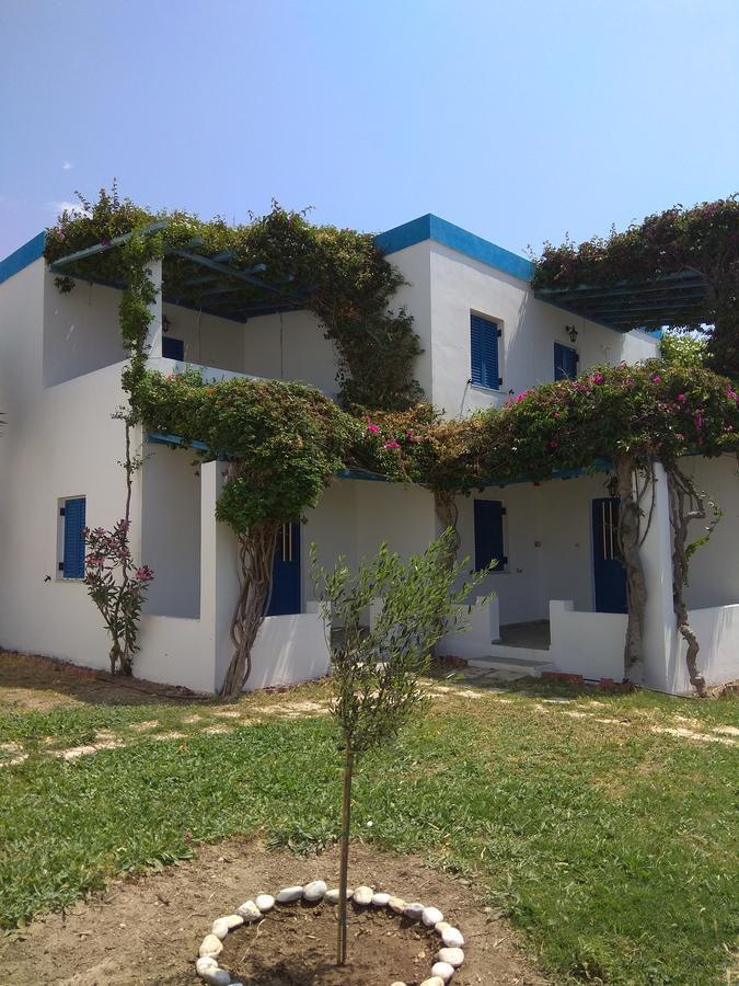 Amfitrion Hotel Vári Екстериор снимка