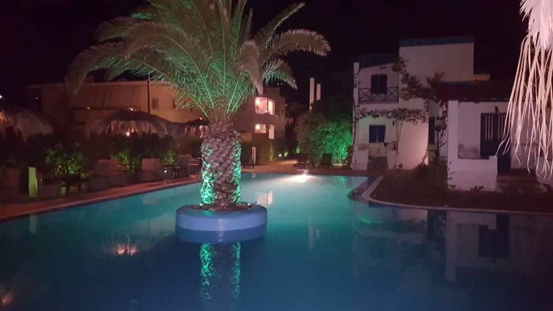 Amfitrion Hotel Vári Екстериор снимка